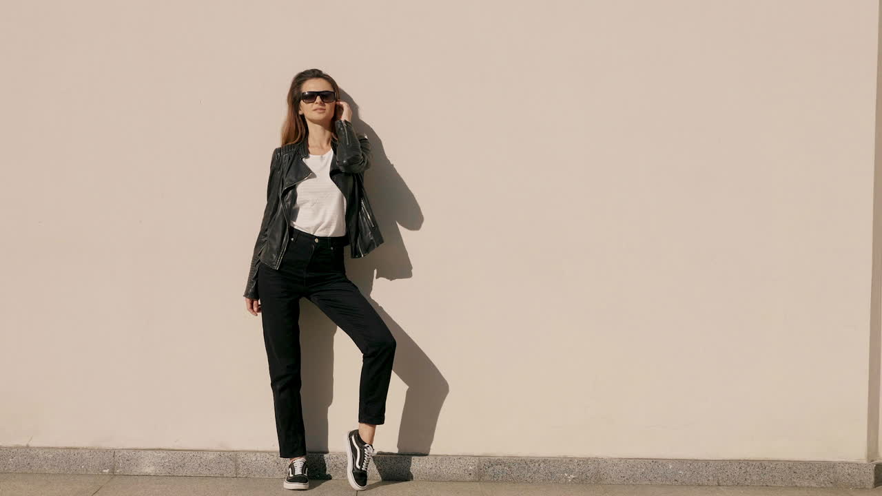 스타일리시 한 여자 가 야외 에서 포즈 를 취 하고 있다