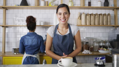 una atractiva joven barista que te sirve