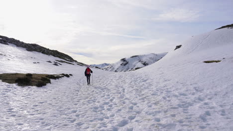 mujer trekking en las montañas nevadas del norte de españa