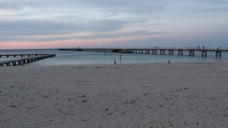 Embarcadero-De-Busselton-Con-Hermosa-Puesta-De-Sol-En-El-Océano-En-Australia