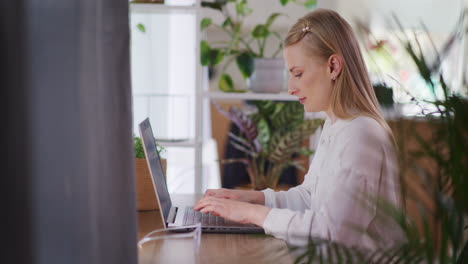 mujer escribiendo e-mail en la computadora portátil
