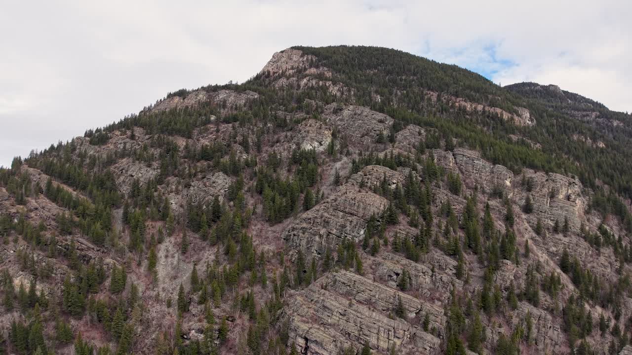 Veduta aerea di un fianco montuoso roccioso e scosceso in Montana