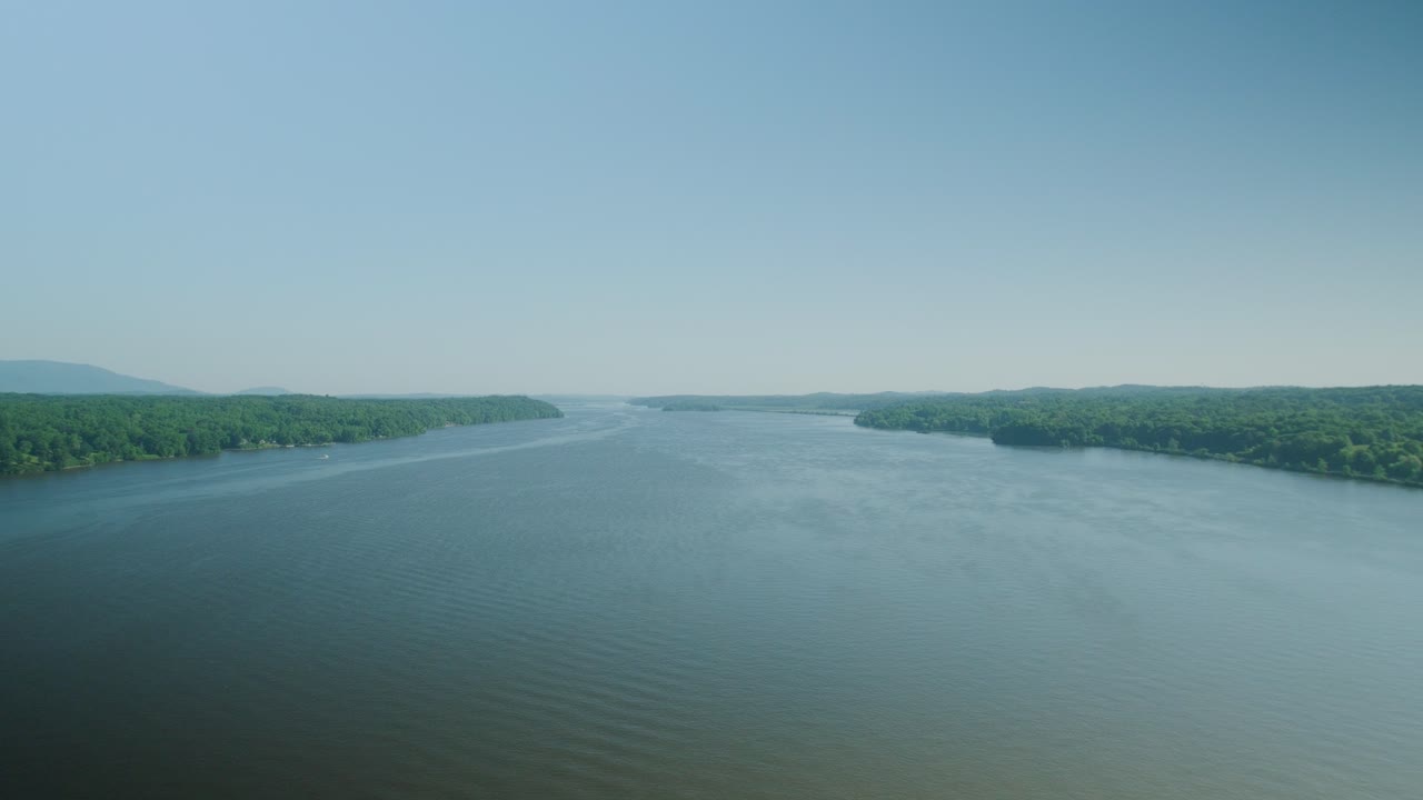 뉴욕 주 더치스 카운티의 킹스턴-라이네클리프 다리에서 볼 수 있는 허드슨 강 계곡