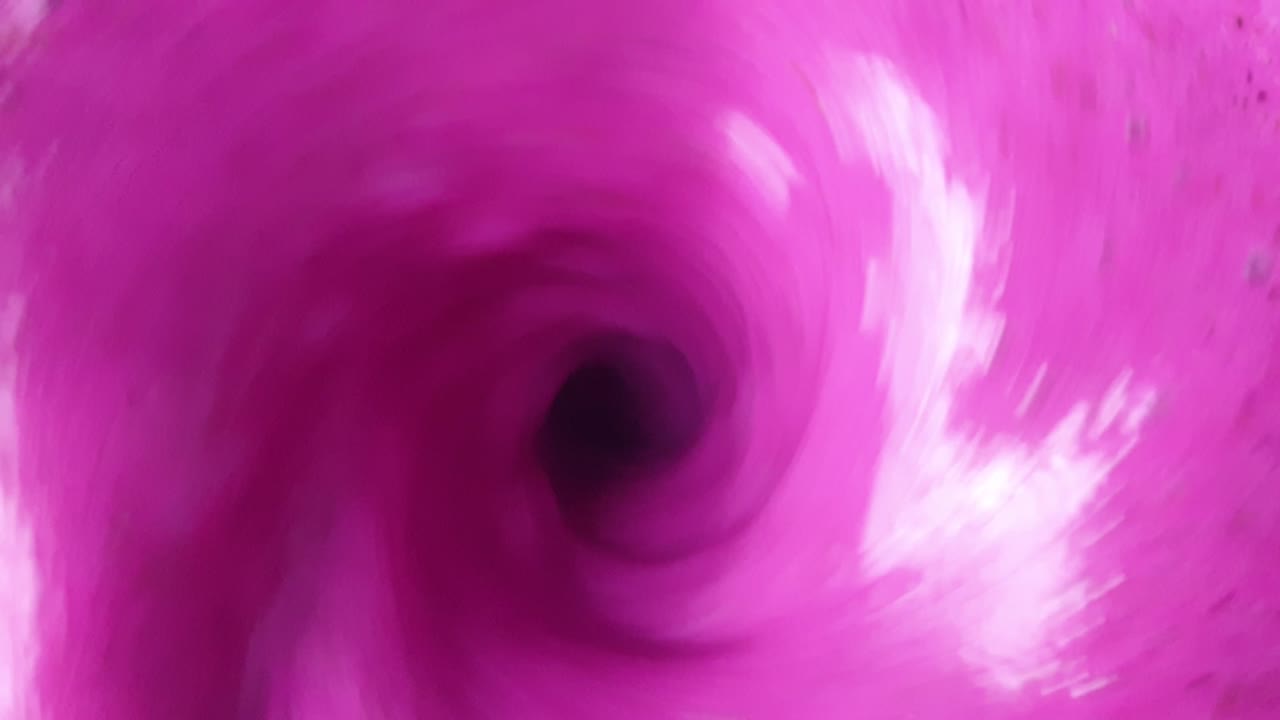 vista de cerca de arriba de la mezcla de jugo de fruta de dragón haciendo remolino