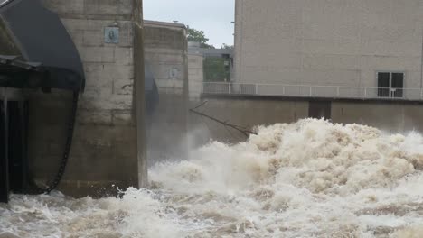 drenaje de agua a través de la presa bergheim cerca de ingolstadt río donau en su nivel máximo durante la inundación