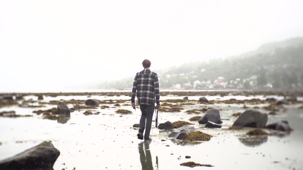 hombre caminando en la playa hacia el cielo, 4k, noruega, europa