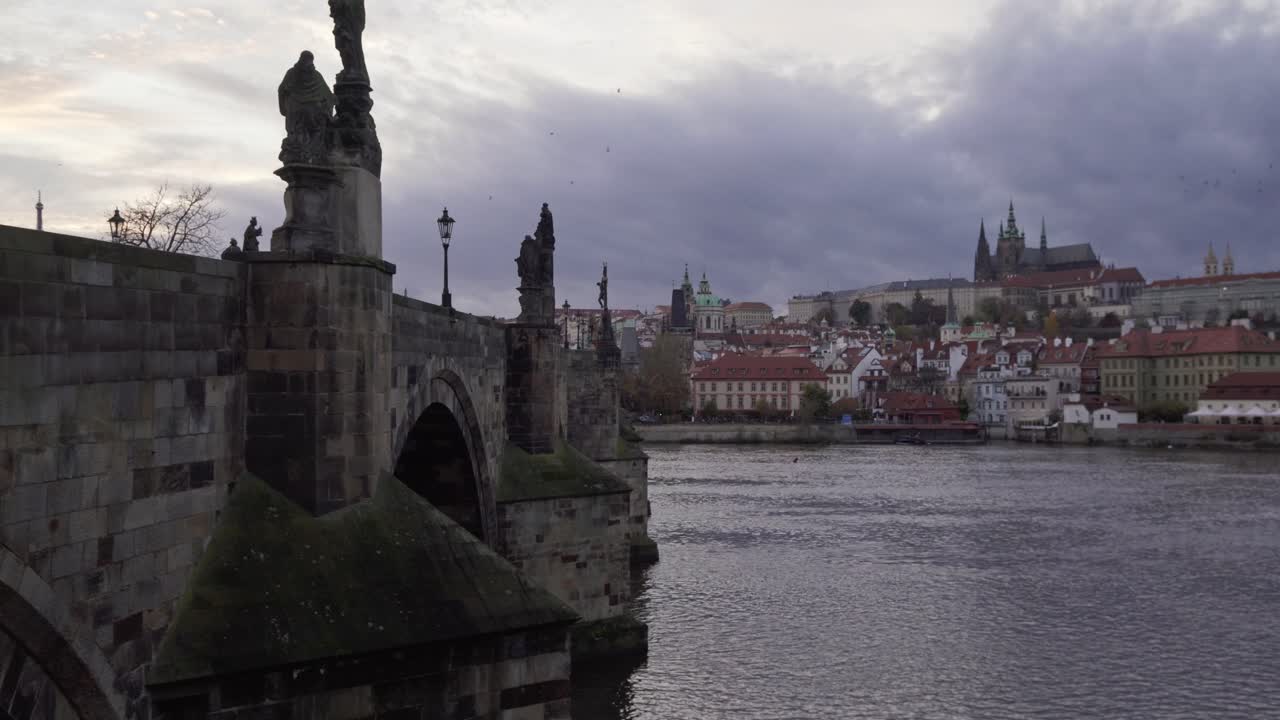 el puente charles o karluv most es una atracción turística popular en praga, república checa