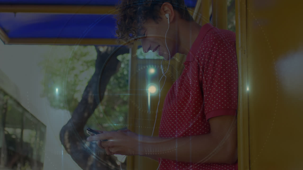 animación de la red de conexiones y procesamiento de datos sobre el hombre haciendo ejercicio en el gimnasio