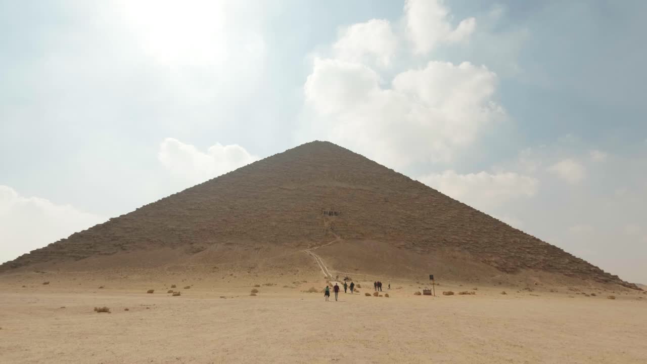 Turisté kráčející k starověké Červené pyramidě v Dahšúru v Egyptě