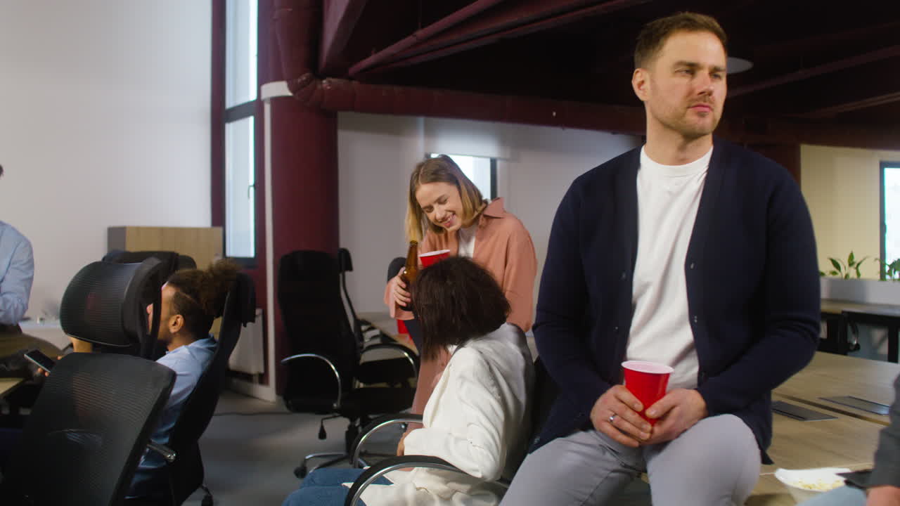 grupo de colegas multiétnicos que pasan tiempo juntos y se divierten en la fiesta de la oficina