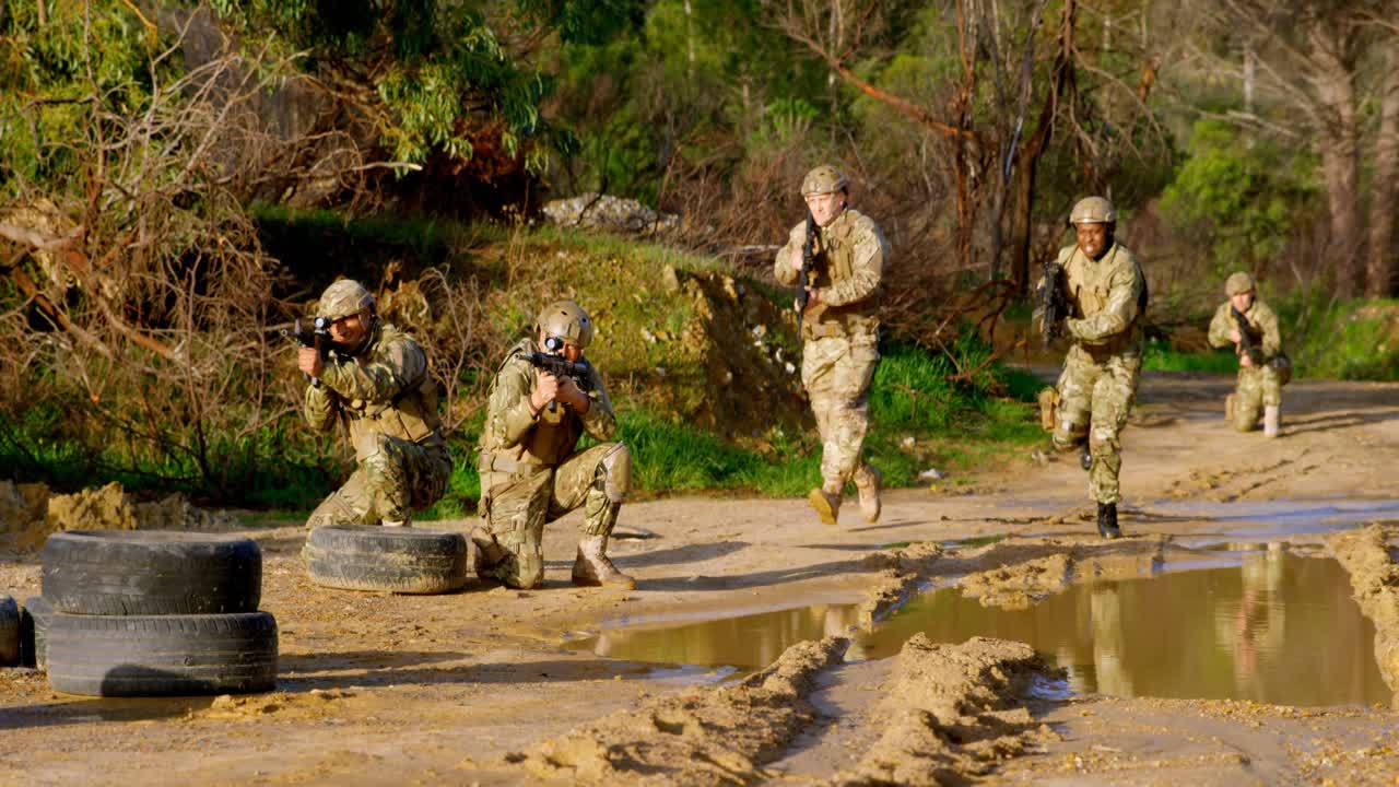 фронтовый вид военных солдат во время военной подготовки 4k