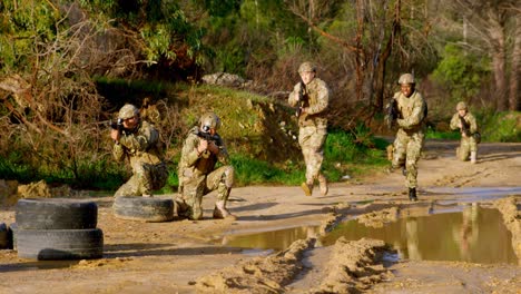 vista frontal de los soldados militares entrenando durante el entrenamiento militar 4k