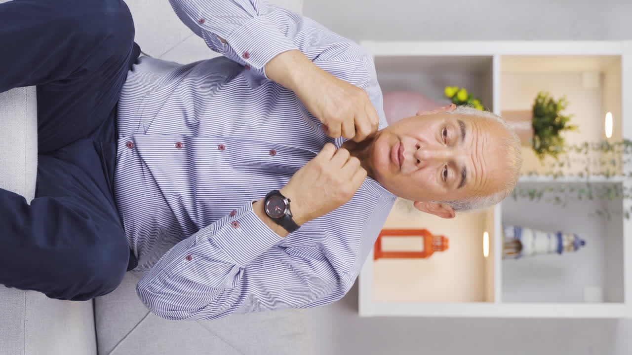 집에서 흥분 된  ⁇ 은 귀여운 남자의 수직 비디오.