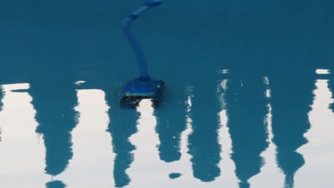 Roboter-Poolstaubsauger,-Der-Den-Pool-Automatisch-Reinigt,-Luxuriöses,-Luxuriöses-Wohnen