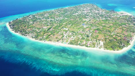 isla gili air con agua azul clara y arena blanca capturada desde el aire, indonesia