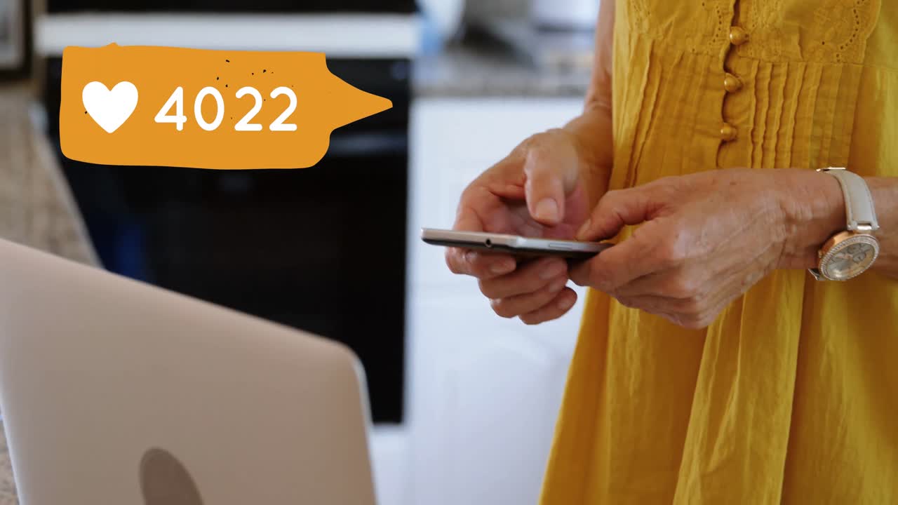 mujer usando un teléfono inteligente con un icono de corazón y números 4k