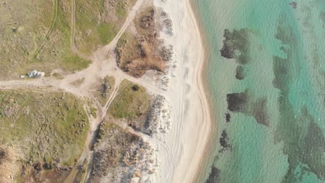 Luftdrohnenaufnahme-Küstenlinie-Strand-über-Griechenland-Sommer