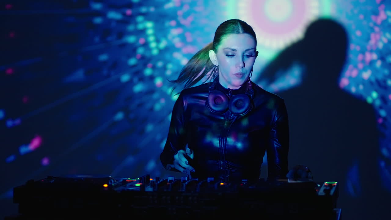 una mujer dj actúa en un concierto