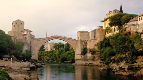 el puente de stari al atardecer en el casco antiguo de mostar, bihar