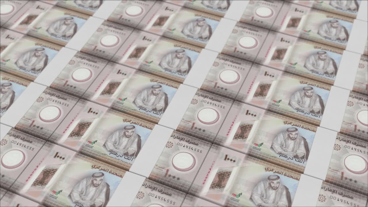 billetes de 1000 dirhams de los emiratos árabes unidos impresos por una prensa de dinero