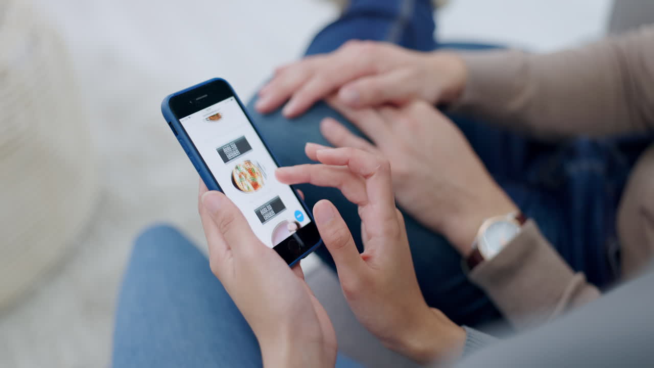 aplicación móvil, personas o manos en el sitio web de comida rápida