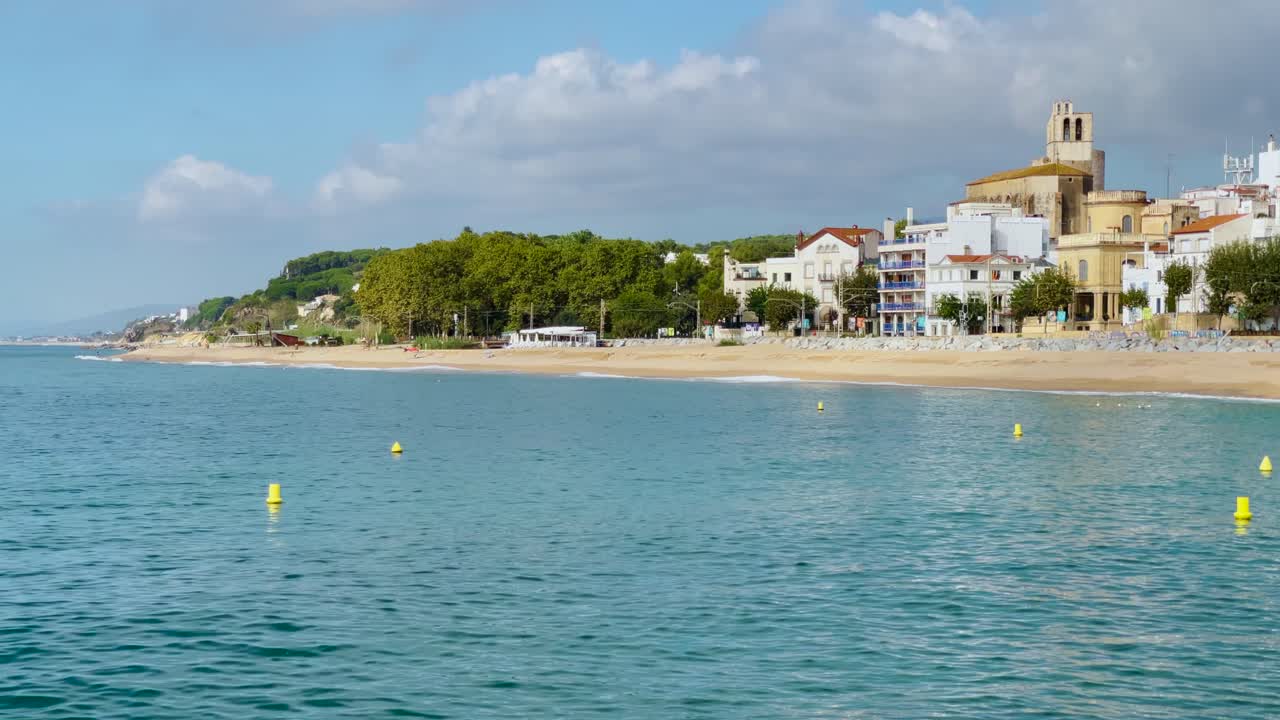 platja de les barques mar campo maresme barcelona costa mediterranea avion cerca azul turquesa agua transparente playa sin gente