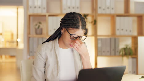 Dolor-De-Cabeza,-Migraña-Y-Dolor-De-Mujer-En-La-Computadora-Portátil