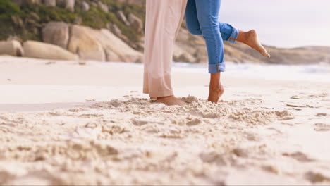 Pareja,-Playa-Y-Pies-En-La-Arena-Al-Aire-Libre-Para-El-Amor