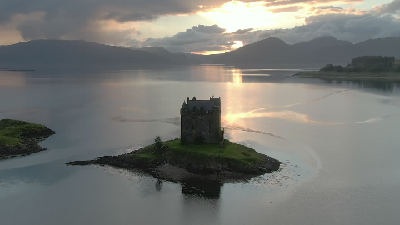 una vista aérea del acosador del castillo en loch laich cuando el sol comienza a ponerse