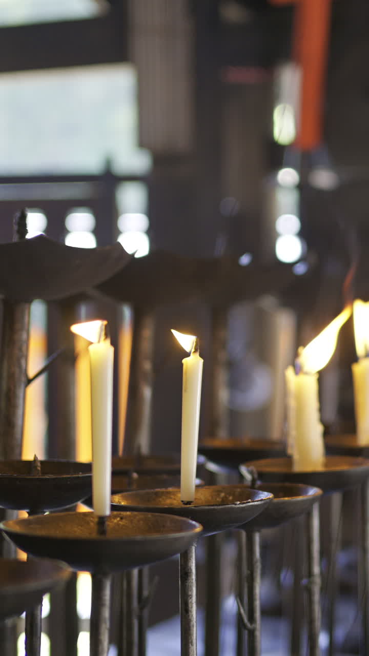 Vivi la serenità di Fushimi Inari a Kyoto, in Giappone, con candele tremolanti che illuminano uno spazio sacro