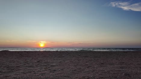 Sea-Testigo-De-Una-Serena-Puesta-De-Sol-Que-Se-Refleja-En-Las-Tranquilas-Aguas-Del-Mar-De-Azov,-Resaltando-La-Belleza-Natural-De-Crimea-Durante-El-Anochecer.