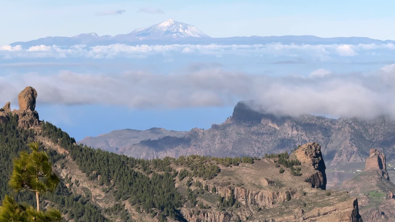 Splendido paesaggio panoramico da Gran Canaria con l'iconico Roque Nublo e il Monte Teide innevato a Tenerife sopra le nuvole