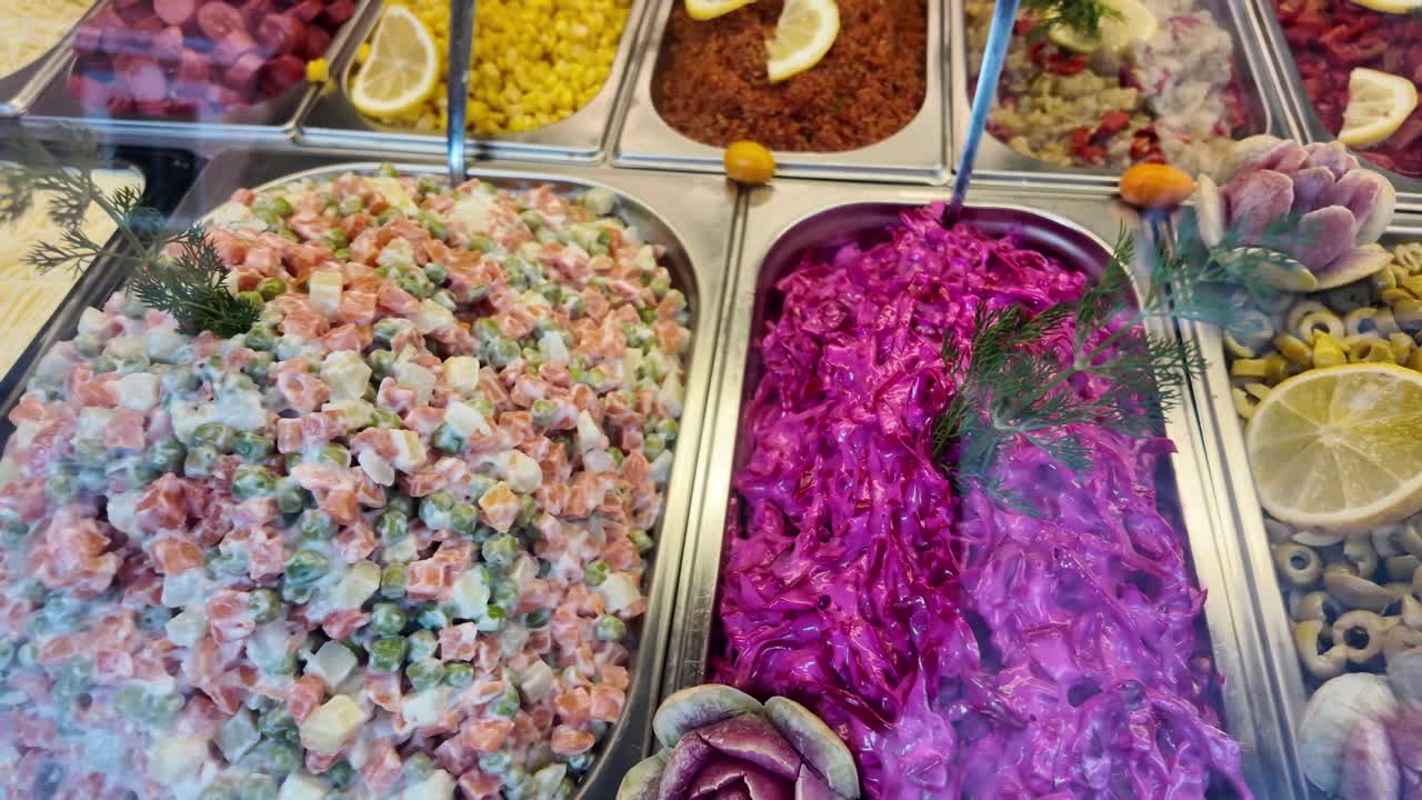 variedad de ensaladas en un restaurante