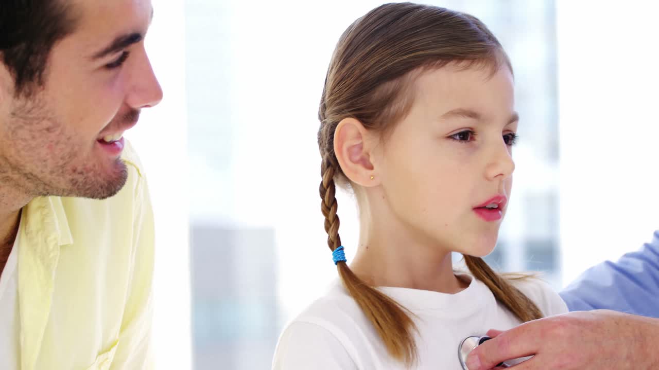 환자 를 검사 하는 남성 의사