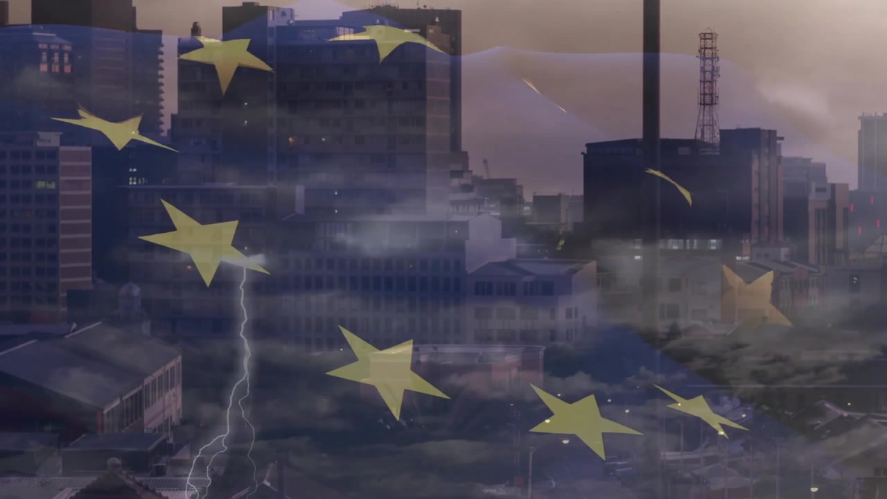 Dopo una pausa, una sovrapposizione della bandiera dell'UE che appare gradualmente sopra lo skyline, con il tessuto che ondeggia e le stelle che fluttuano per l'unità.