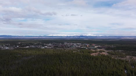 tomada de drone de gran ángulo del oeste de yellowstone y el bosque de pinos que lo rodea