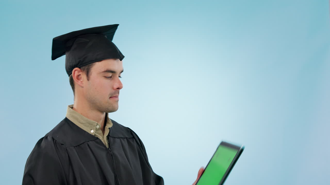 estudiante graduado, pulgares hacia arriba