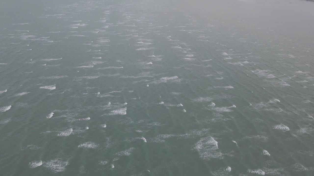 표면에 작은 파도가 흐르는 허비 베이의 산호 바다