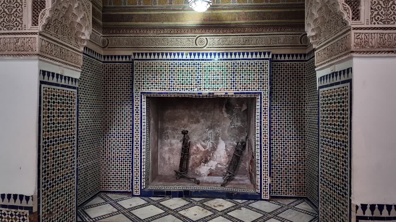 chimenea en el hogar marroquí, auténticos azulejos árabes, dentro del riad de marrakech