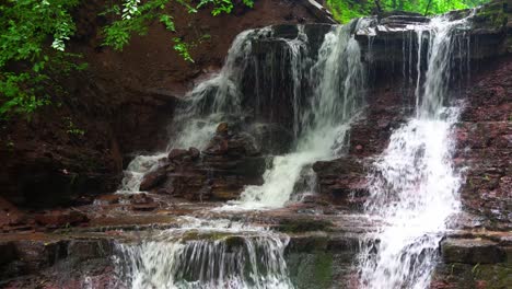 cascada en las montañas bosque cayendo a la rota