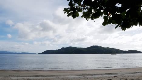 Vista-De-La-Costa-Con-Vistas-Al-Mar-Y-Las-Montañas-Con-Suaves-Olas-En-Unas-Vacaciones-Con-Buen-Tiempo,-Provincia-De-Satun,-Tailandia