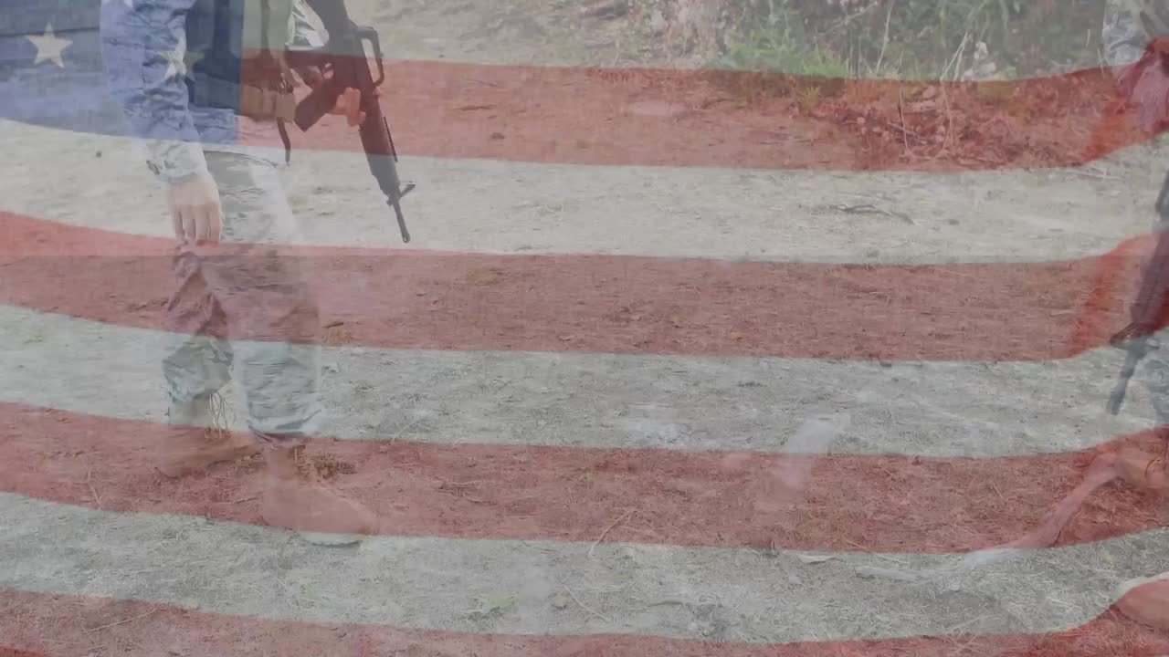 animación de la bandera de américa ondeando sobre varios soldados que llevan subordinados heridos durante la guerra