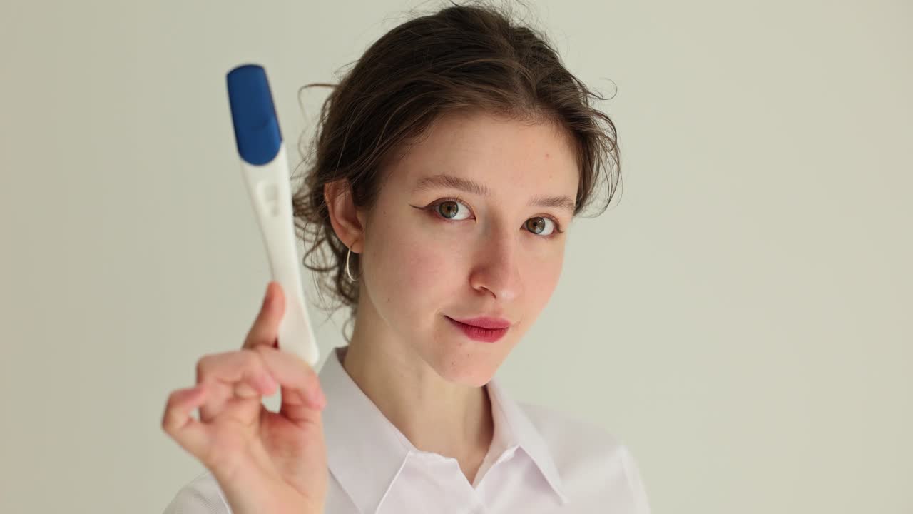 mujer con una prueba de embarazo