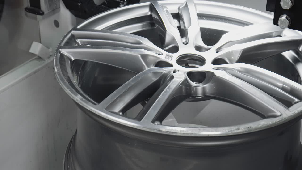 movimiento lento sobre una rueda de aluminio curvada antes del corte de diamantes, en 4k