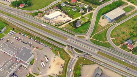 Gebäude-Des-Logistikzentrums,-Lagerhallen-In-Der-Nähe-Der-Autobahn,-LKW-Parkvorgang,-Blick-Aus-Der-Höhe,-Eine-Große-Anzahl-Von-LKWs-Auf-Dem-Parkplatz-In-Der-Nähe-Des-Lagers