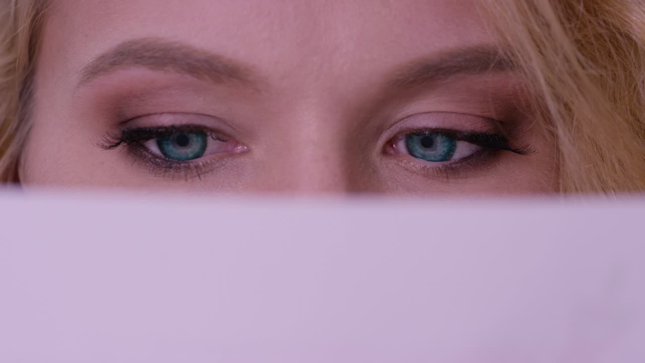 primer plano de una mujer leyendo