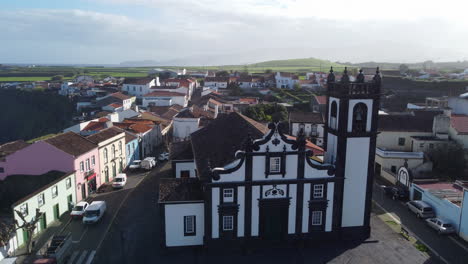 Iglesia-De-Nossa-Senhora-Da-Luz,-Isla-De-Sao-Miguel,-Azores:-Vista-Aérea-Siguiendo-Con-Movimiento-De-Cámara-La-Hermosa-Iglesia