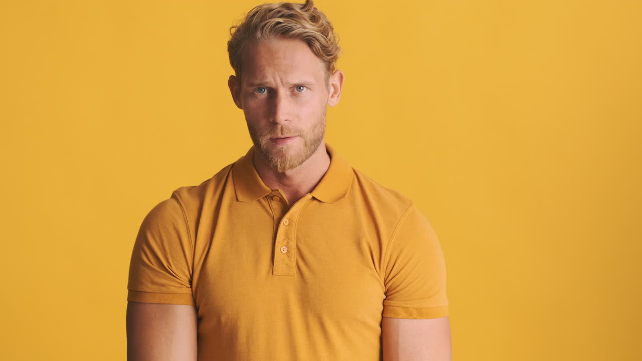 잘생긴 남자가 앞을 가리키고