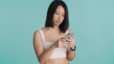 Asiatische-Frau,-Die-Auf-Dem-Smartphone-SMS-Schreibt.