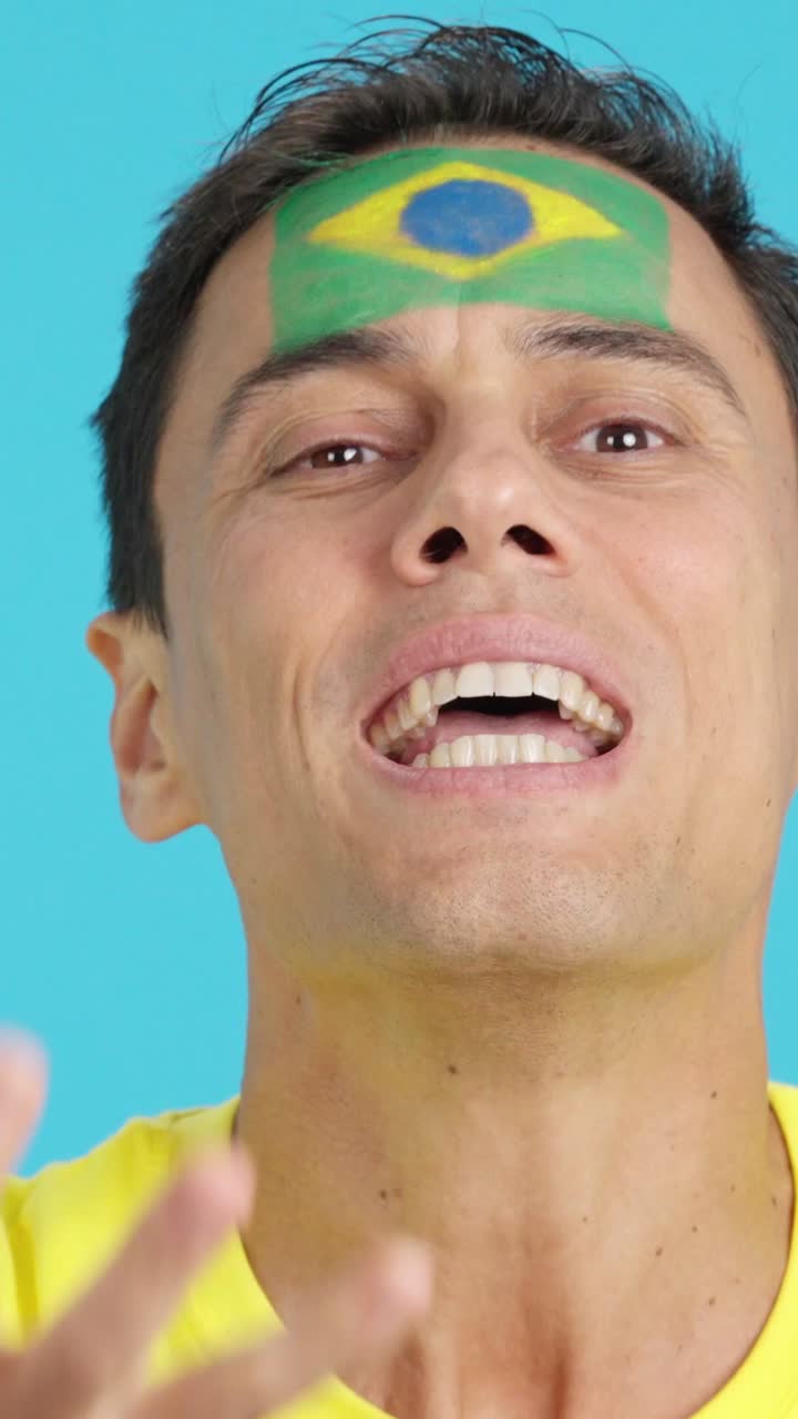 Hombre muy nervioso apoyando al equipo brasileño durante un partido difícil